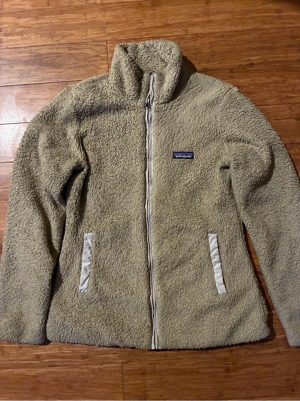 Women’s Patagonia Sherpa Jacket in tan